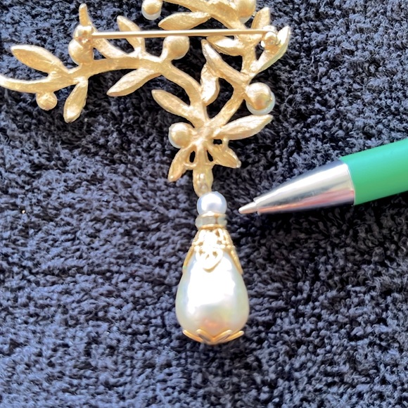 Fancy Vintage Faux Pearl/Rhinestone Gold Brooch - Picture 3 of 4